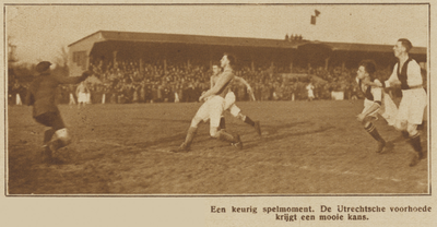 871651 Afbeelding van een spelmoment uit de voetbalwedstrijd U.V.V.-Ajax, op het sportterrein aan de Lageweidschedijk ...